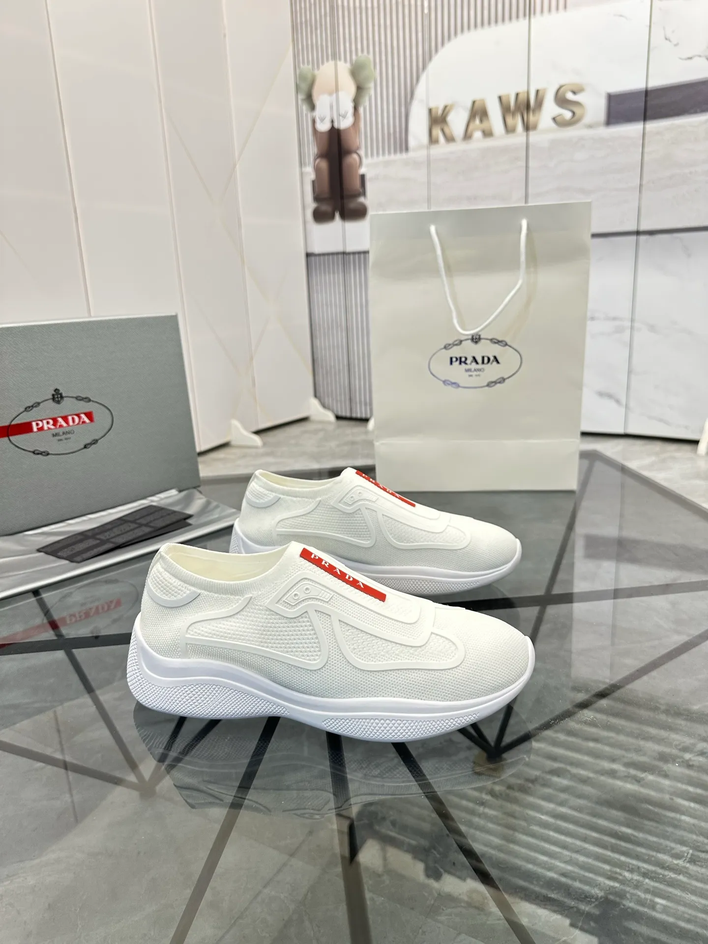 Men's shoes: 💰P460¥ High-end top quality Product trademark: Prada *"Prada*" low-top casual shoes Regular size: 38-45 (can be customized to 46) Product materials: imported original breathable fly knit upper, breathable lining, original outsole. No.: 001
